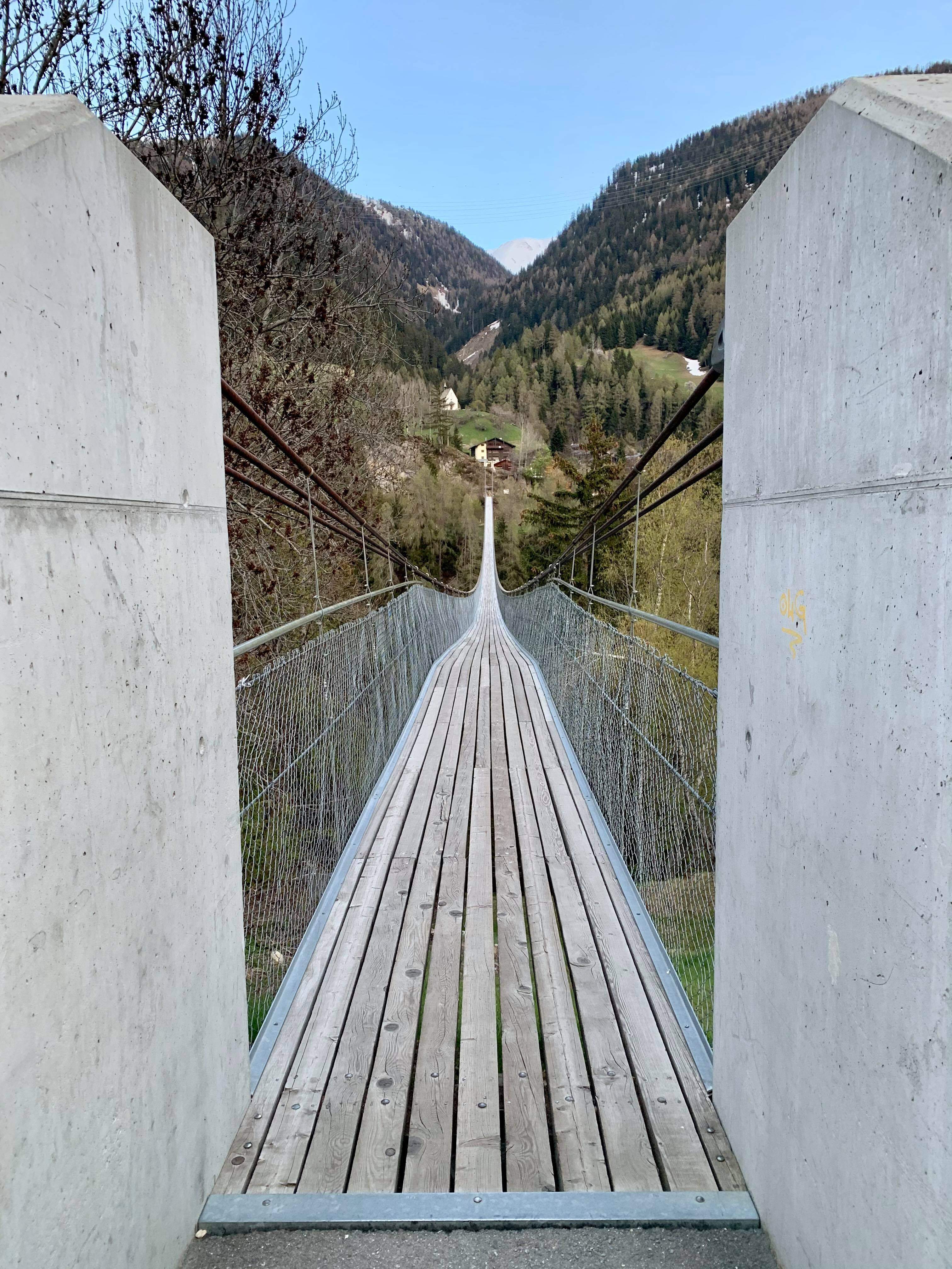 Die Hängebrücke führt über den Fluss Rhone und verbindet Fiesch und Ernen