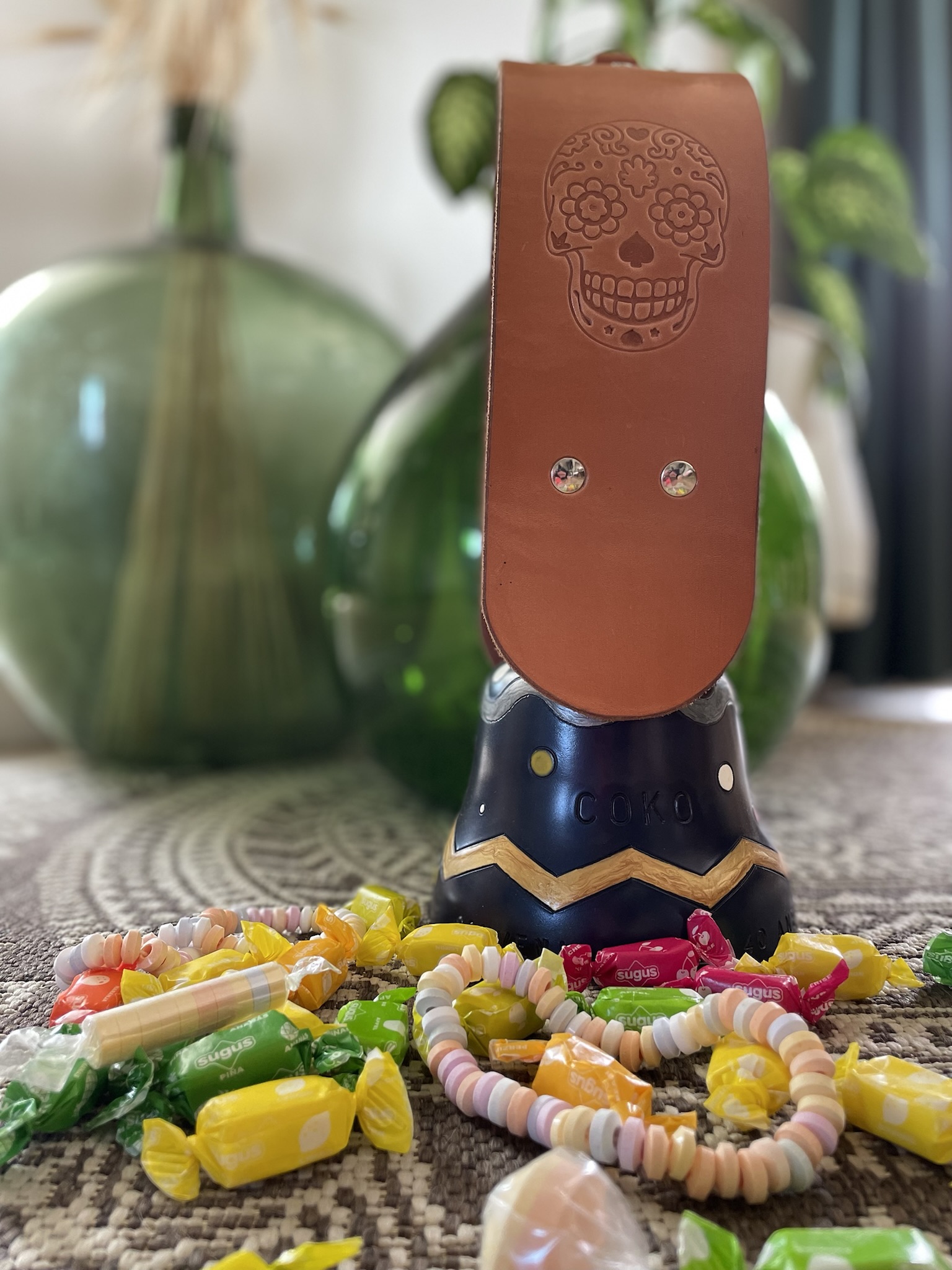 Eine Piñata-Glocke mit ihren Süßigkeiten