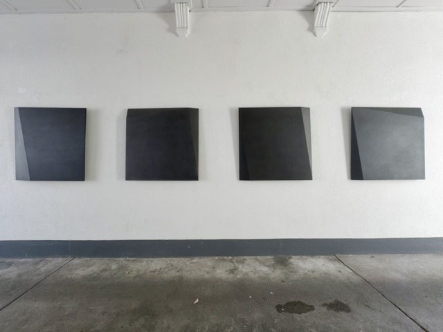 Ausstellung Marianne Grob 2024. Mdf schwarz, Leinöl, je 100 x100x1 cm