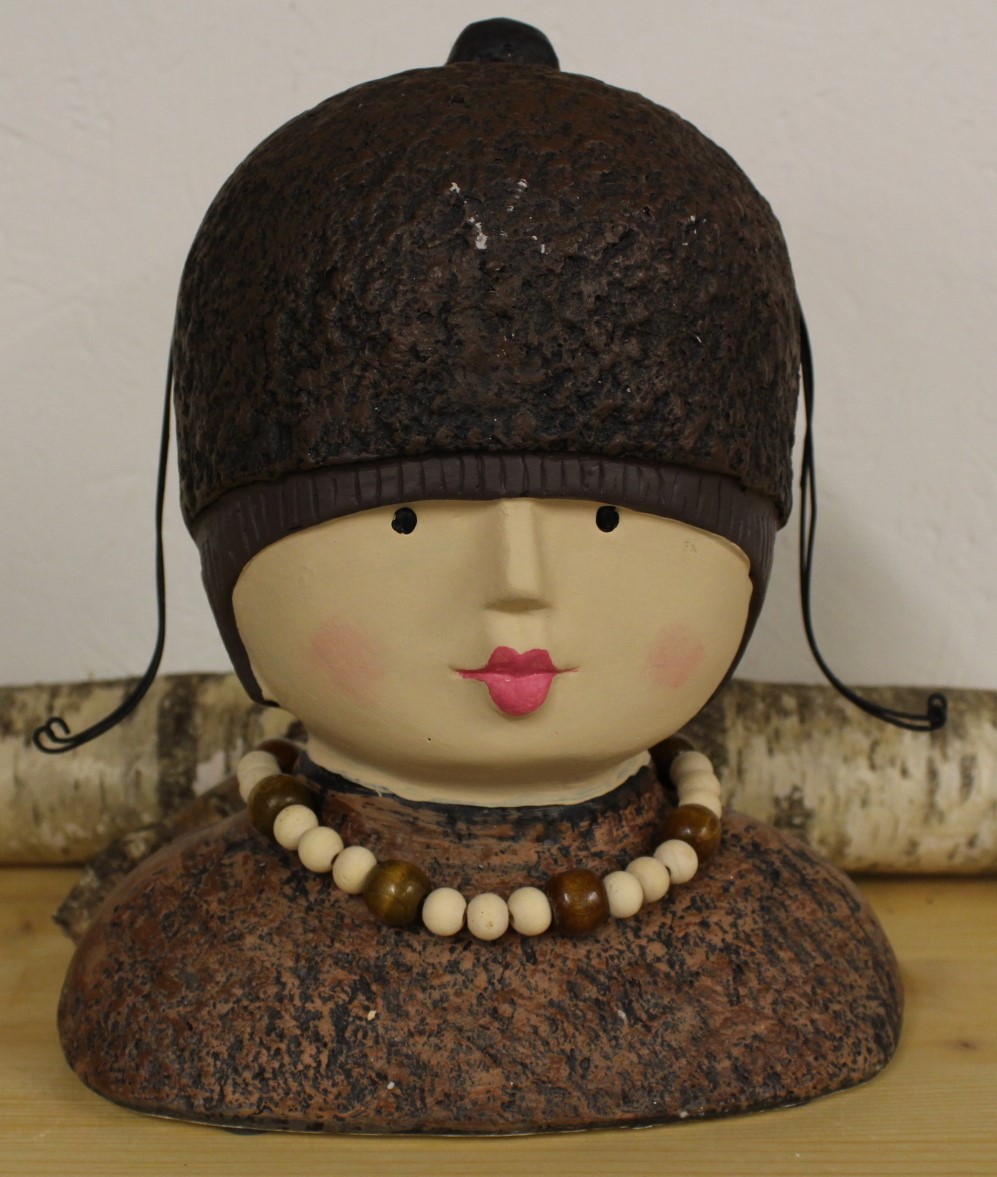 Ladykopf mit brauner Mütze