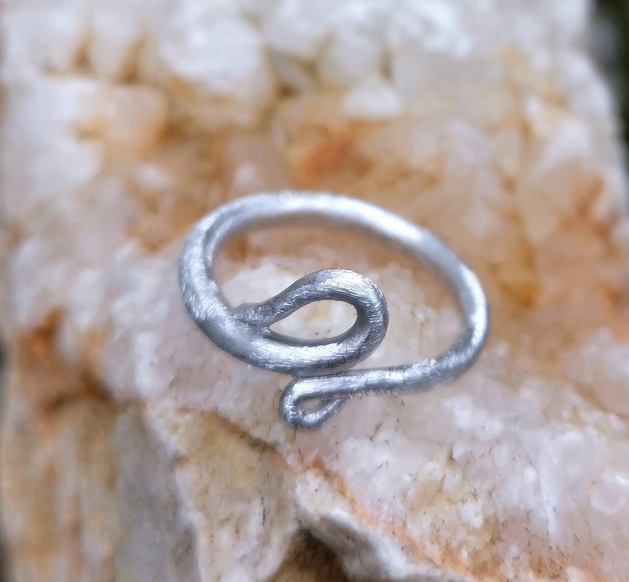 Zart und glitzernd geschliffen schmückt dieser Silber-Ring.