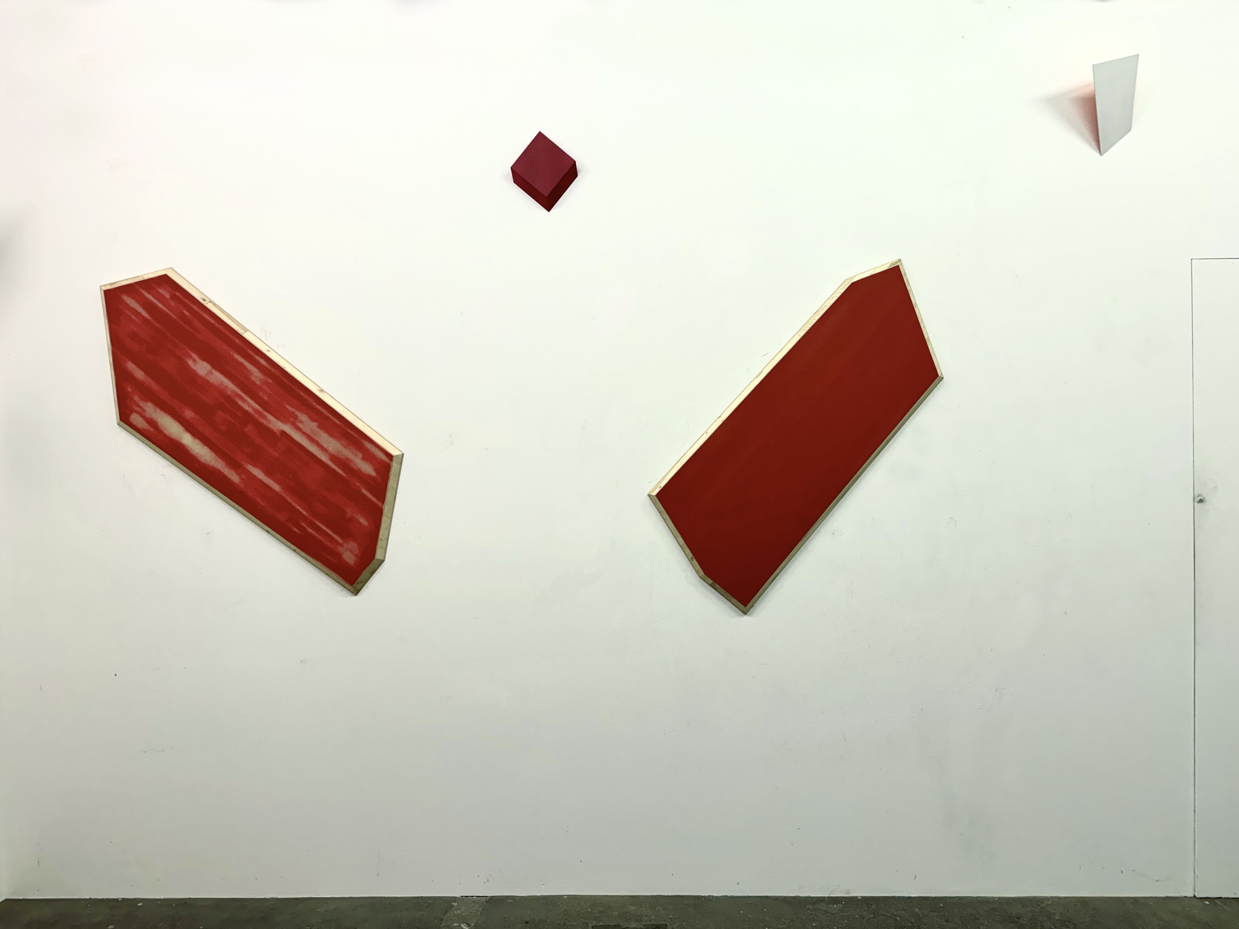 Block 3+4, 2024,Kunstharz auf Tischlerplatte, 125 x 50 x 3 cm, Kubus MDF Tusche, Rechteck Multiplex
