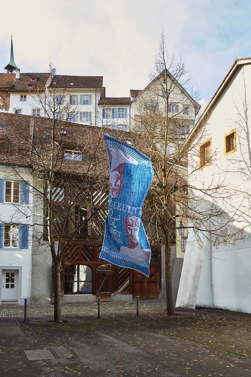 Das Badetuch mit dem Porträt von Antínoo fliegt in der Altstadt von Baden