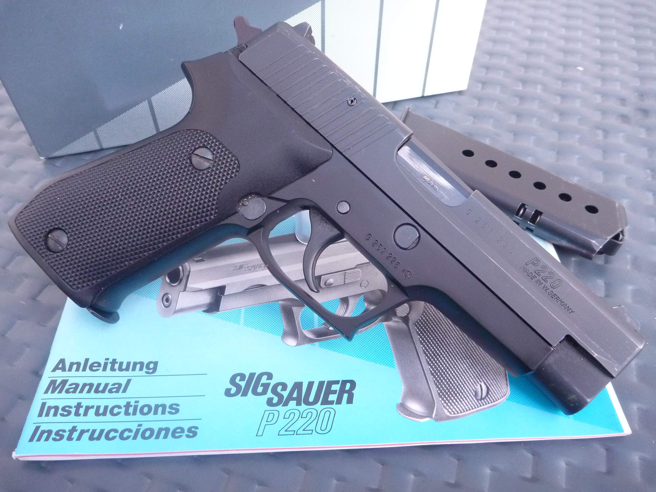 Sig Sauer P220, calibre .45 ACP (état proche du neuf)