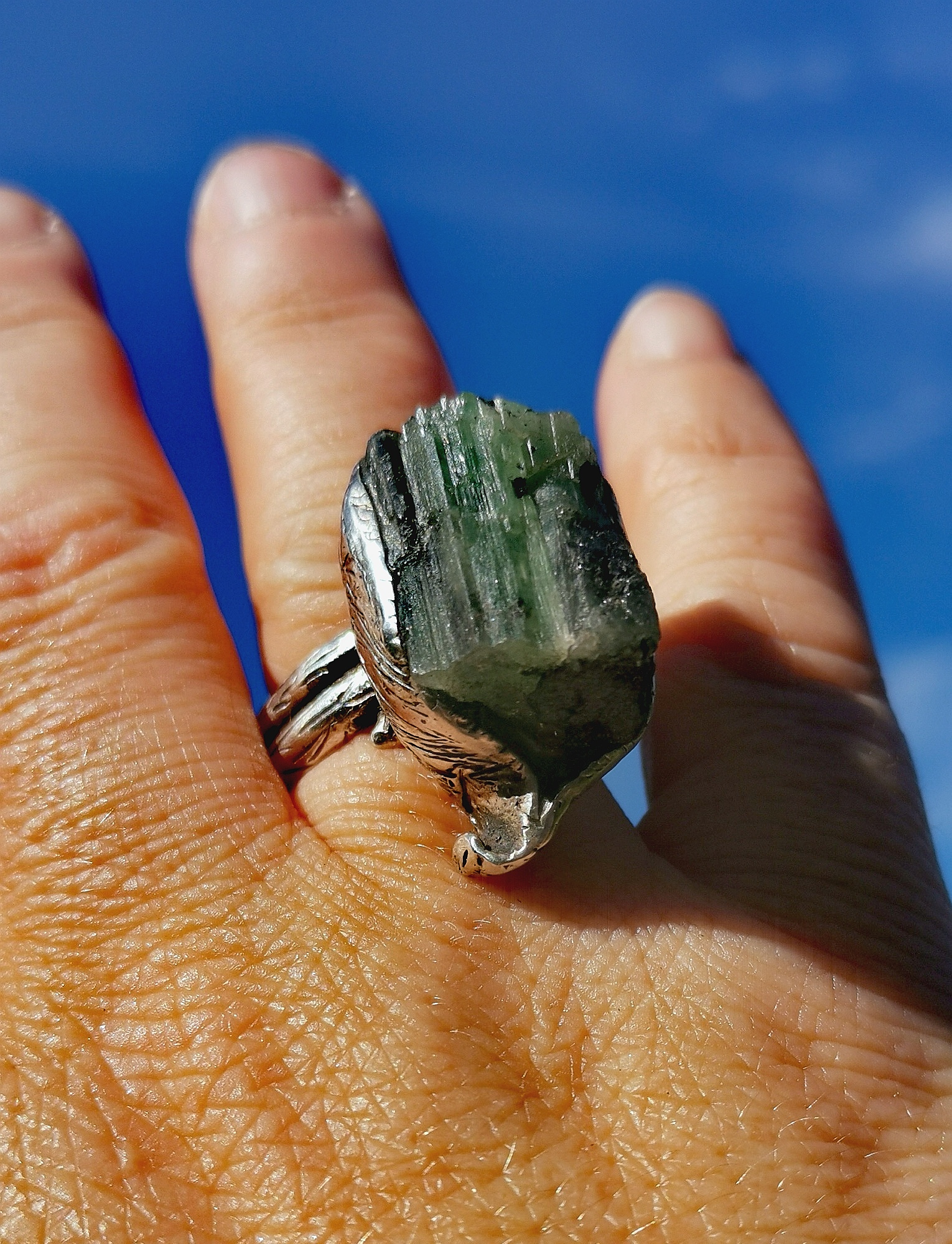 Stein: Smaragd mit ein bisschen Matrix. Ring & Fassung: Handgeformtes Silber 950.  Ringgrösse: 53