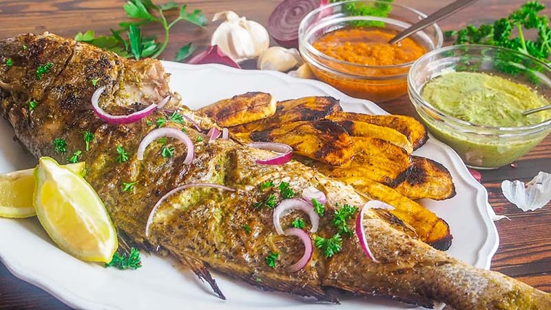 Poisson braisé / banane plantain/baton de manioc