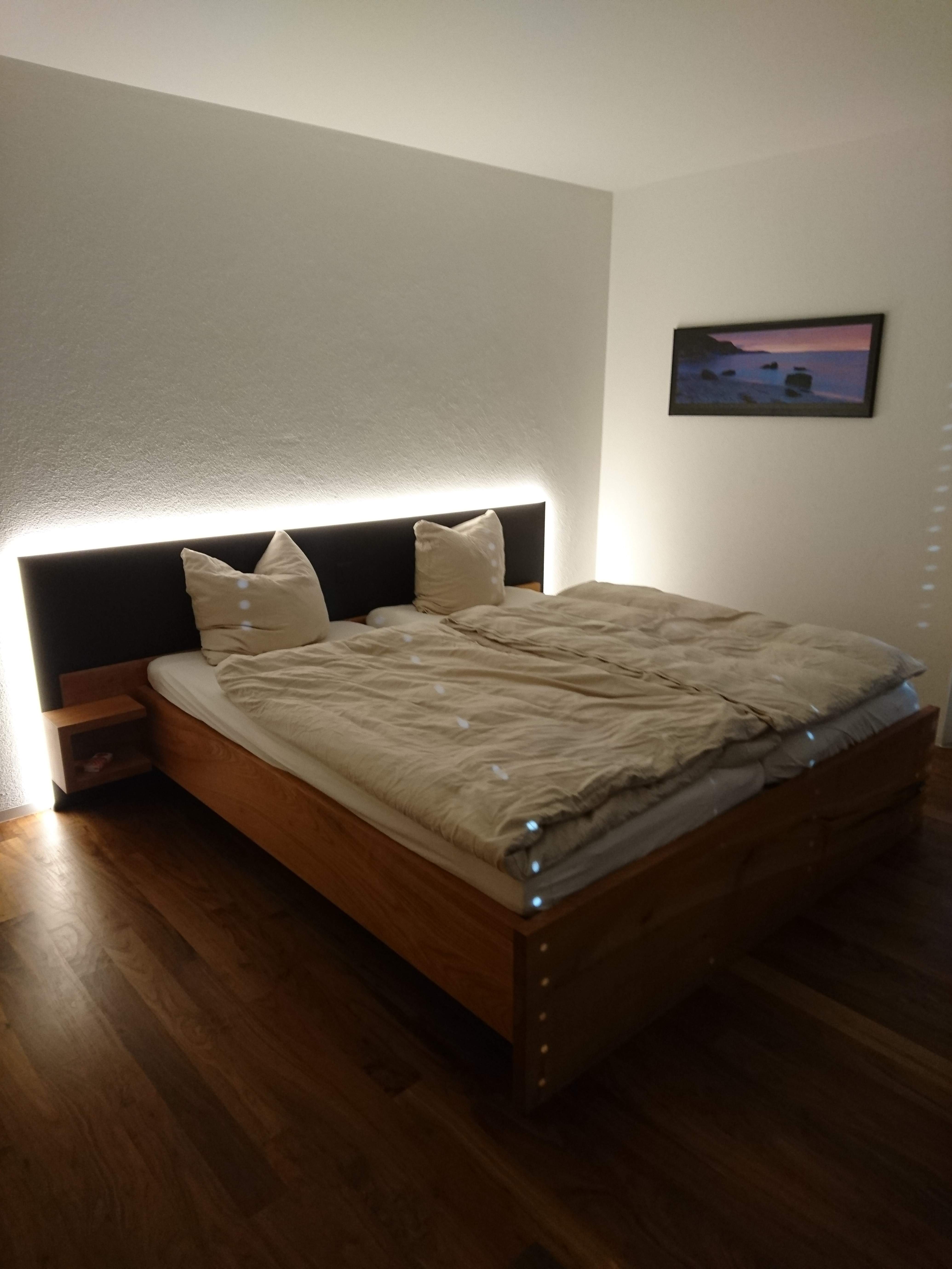 Bett in Kirschbaum massiv, geölt mit MDF schwarz und integrierter LED-Beleuchtung