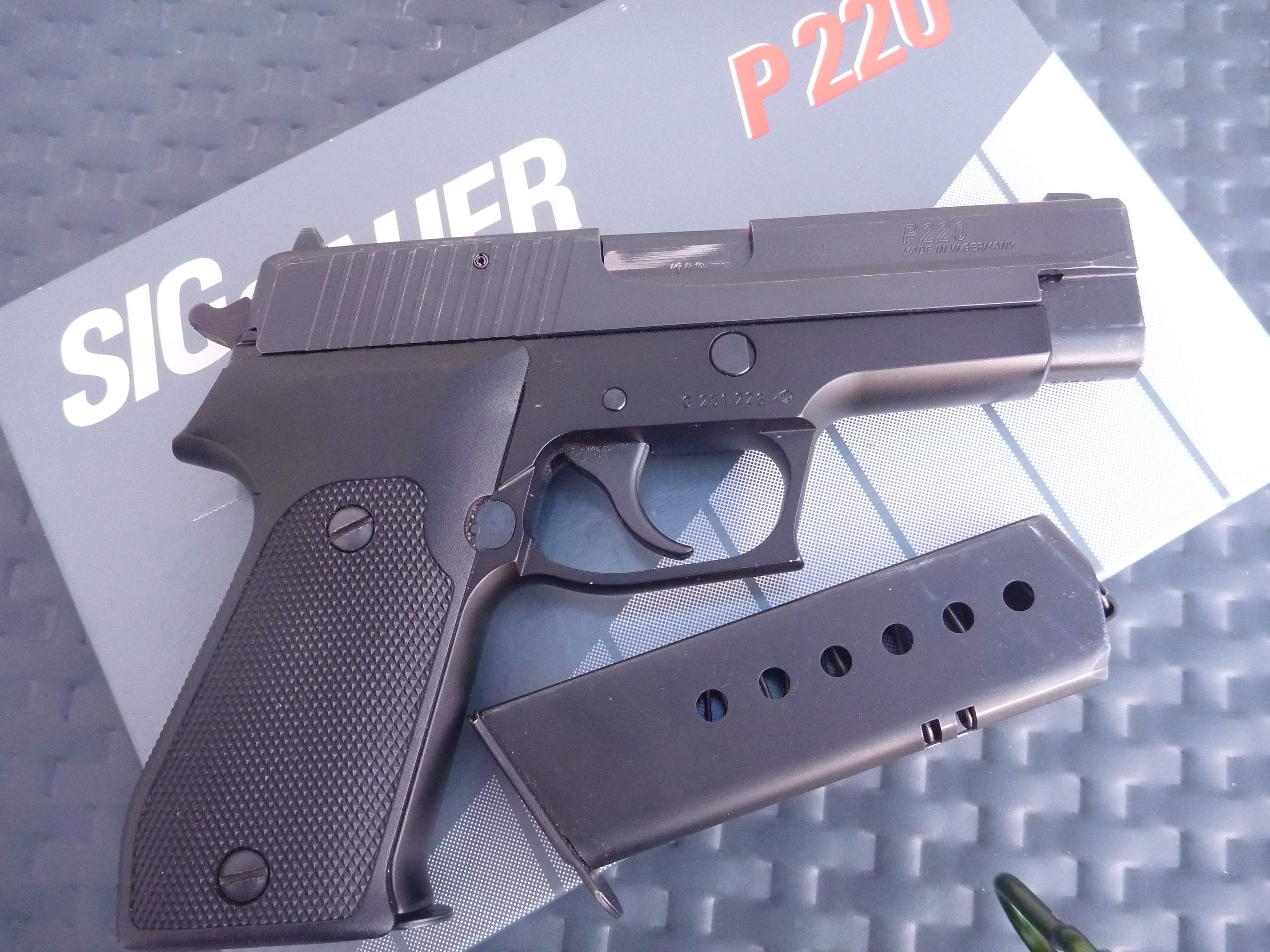 Sig Sauer P220, calibre .45 ACP (état proche du neuf)
