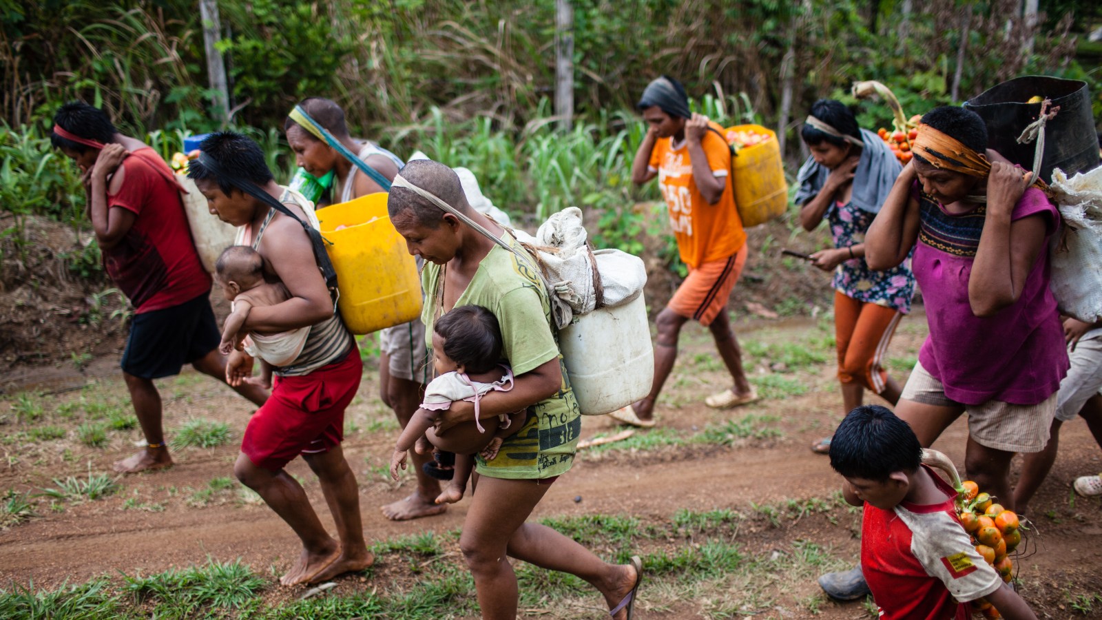 Les peuples indigènes de Colombie, soufrent du déplacement force .
