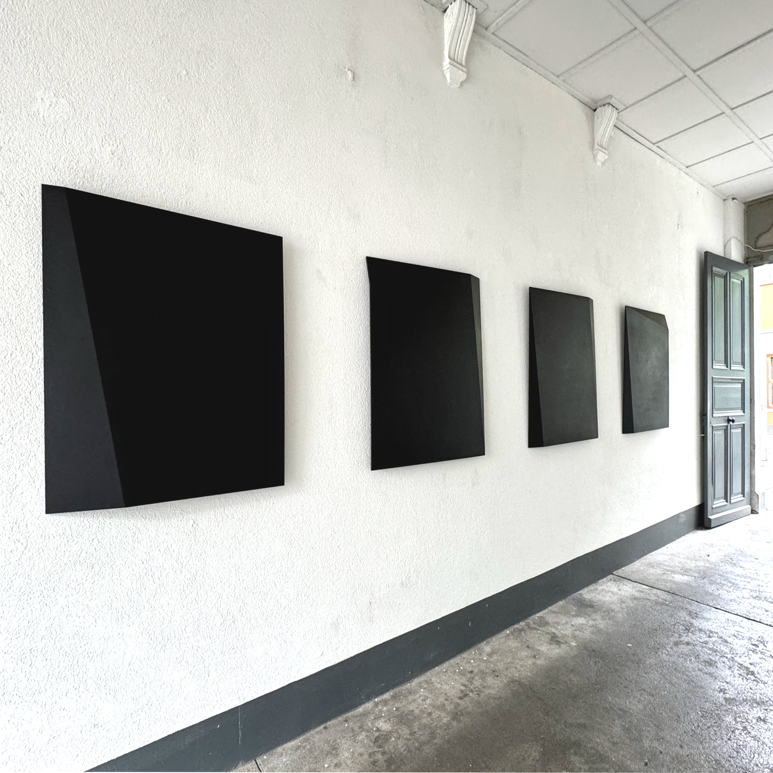 Ausstellung Marianne Grob 2024. Mdf  schwarz, Leinöl, je 100 x100x1 cm