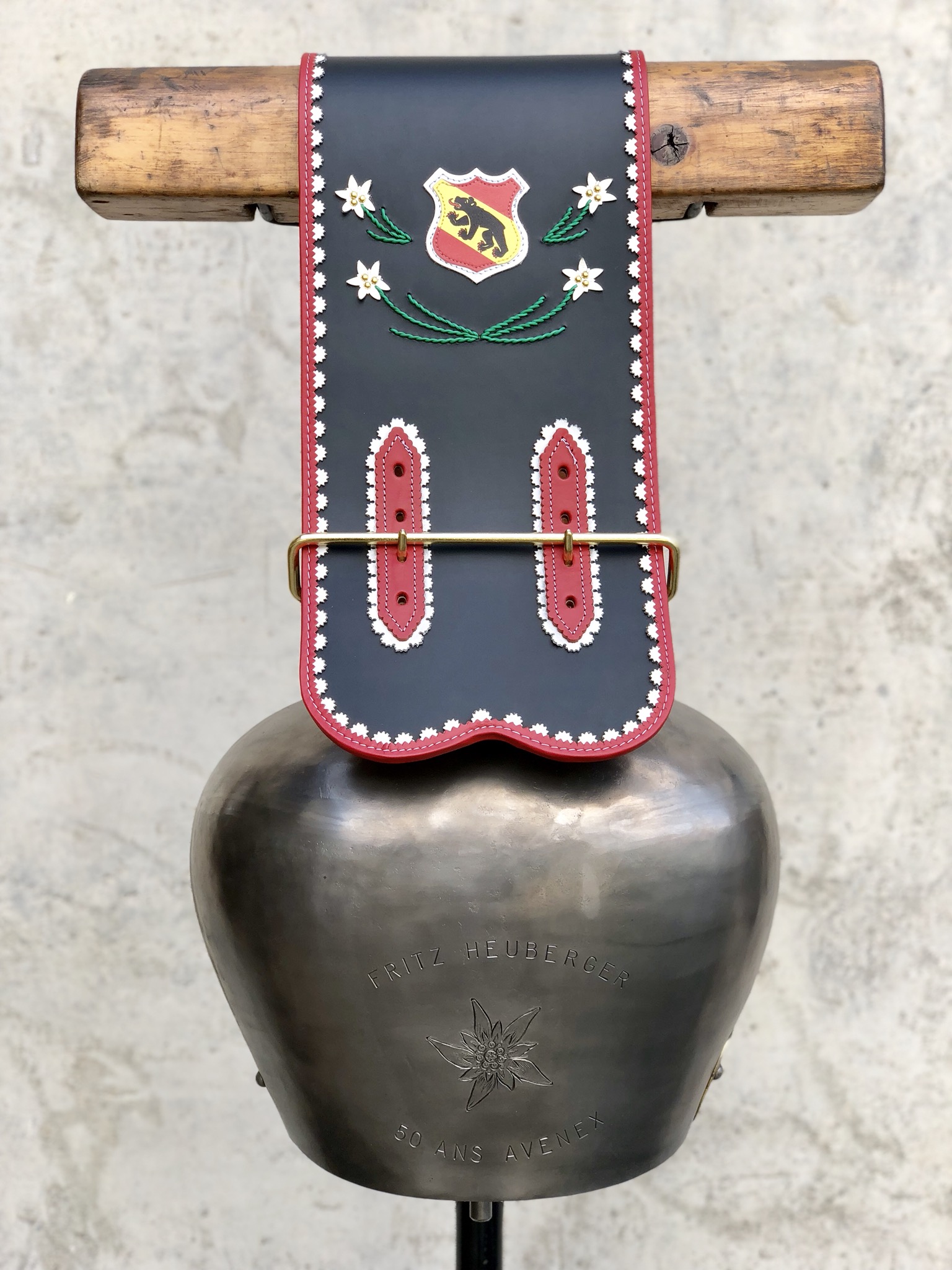 einfache Gravur und sein Text, rot und weiß gefütterten Lederband mit Wappen und Stickerei