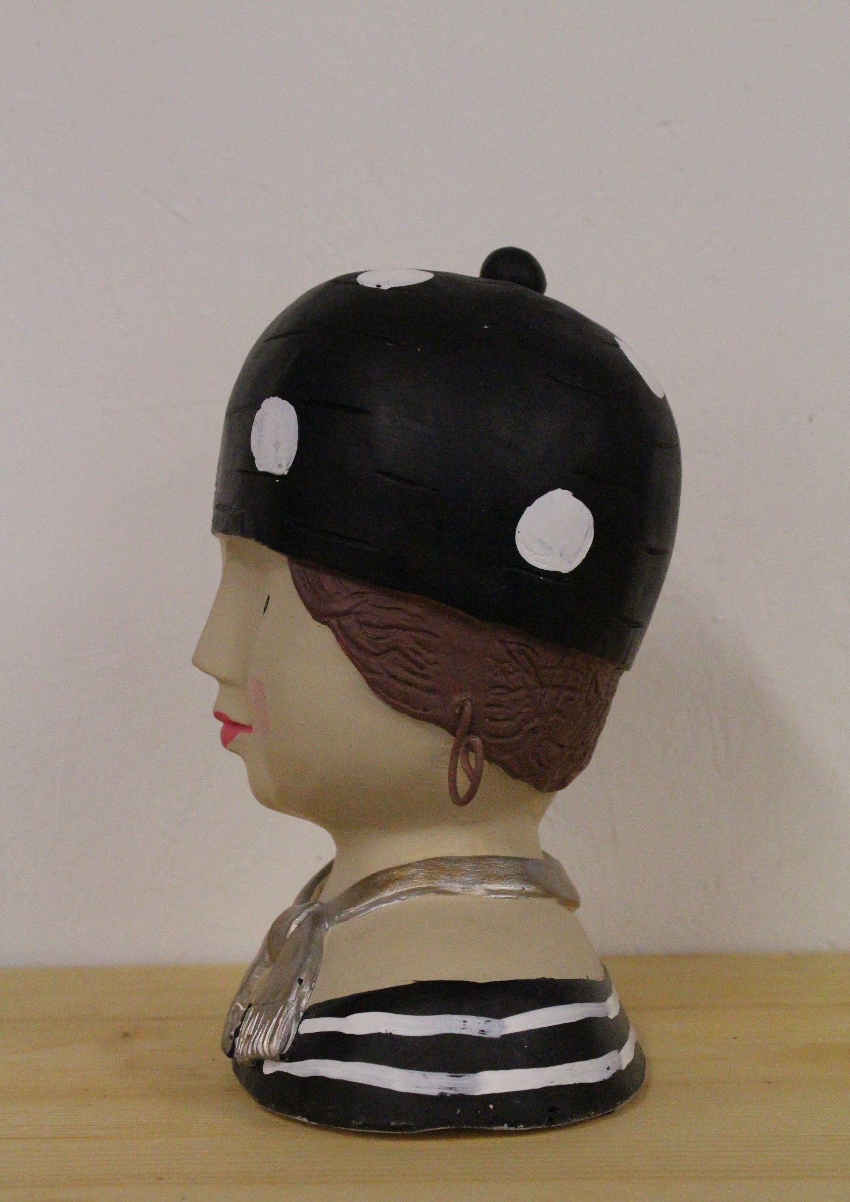 Ladykopf mit schwarzer Mütze