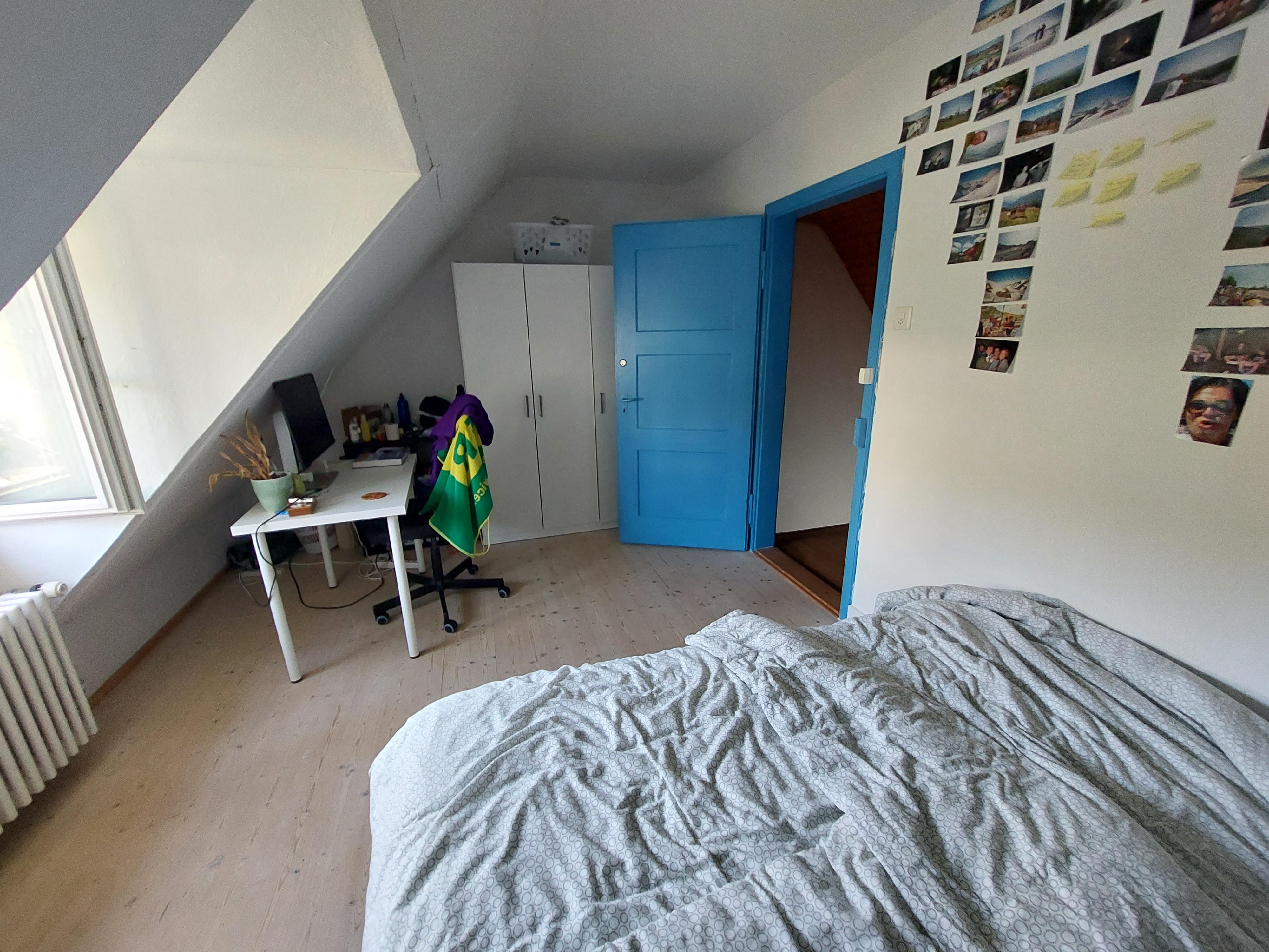Das Zimmer ist in Richtung Garten mit Lukarne, 13.5 m2, Preis Fr. 780.- monatlich
