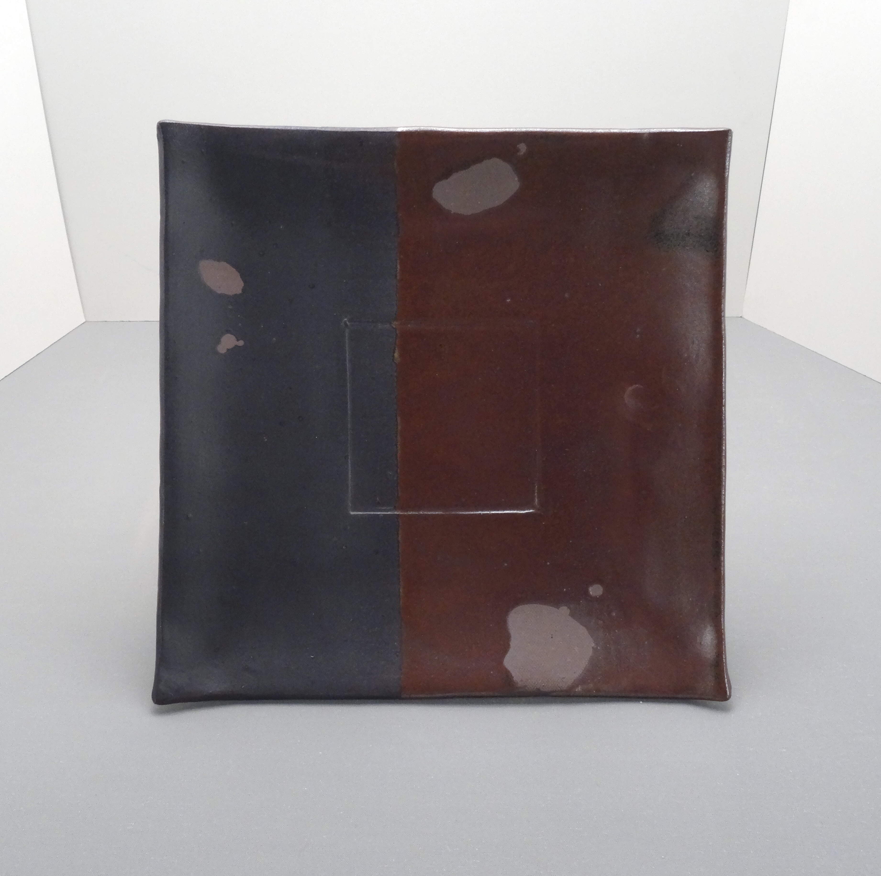 assiette carré  brun/noir mat