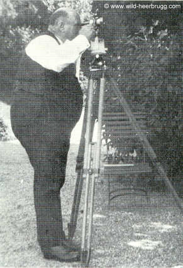 Heinrich Wild in Heerbrugg - 1925 am Testen des ersten Wild Phototheodolit P1